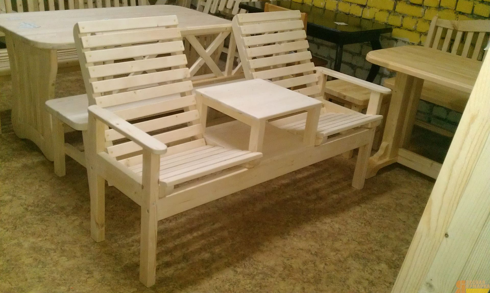 Деревянная скамейка со столиком