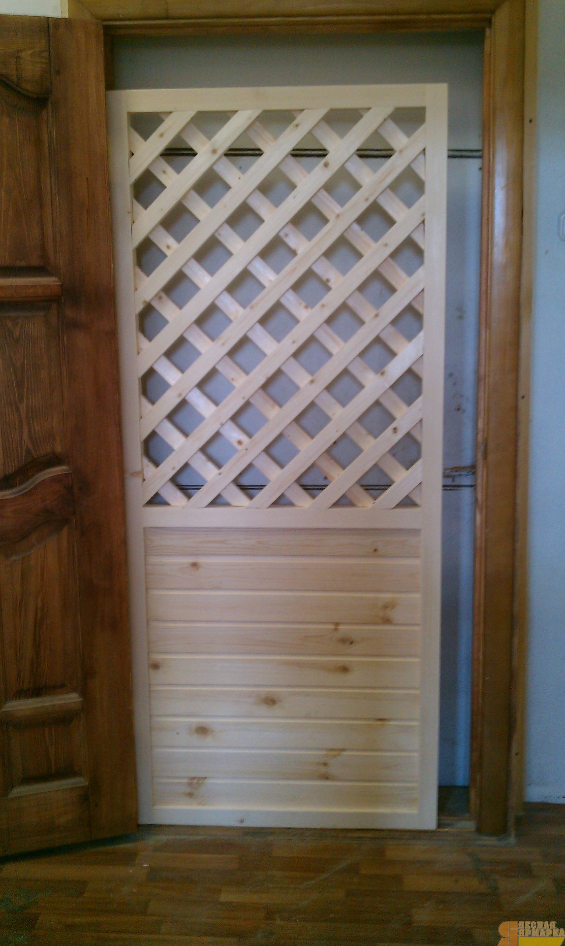 Дверь в беседку деревянную